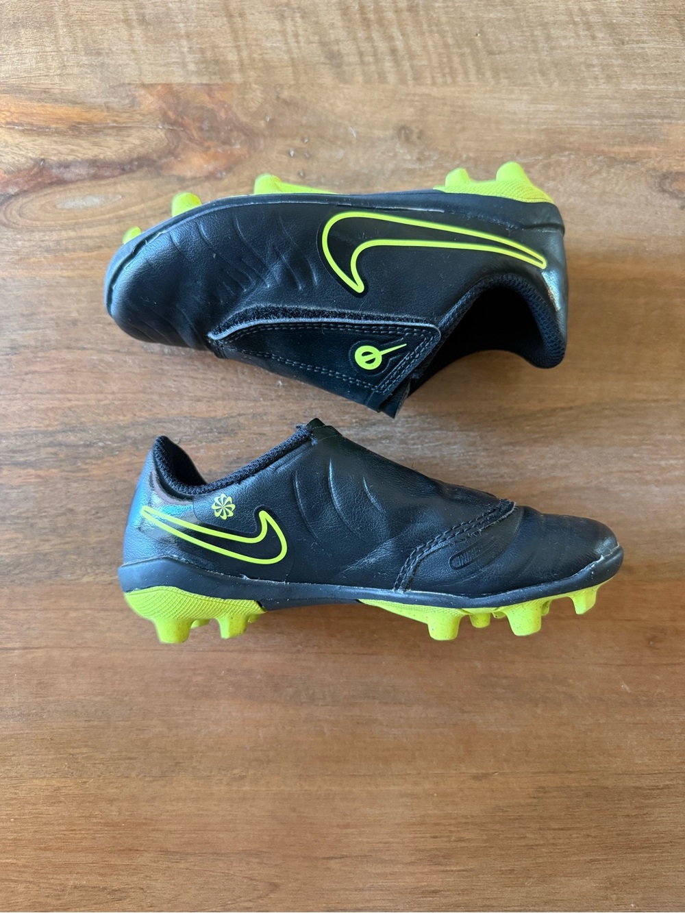 Nike Jr. Tiempo Legend 10 Club Soccer Cleats - 9C velcro